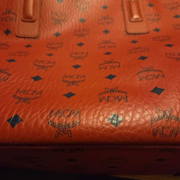 AUTHENTIC MCM Liz medium Red reversible shopper tote,with detachable zip pouch - Picture 15 of 16